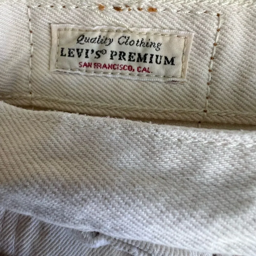 Levi’s Premium Wedgie Straight High Waist Raw Hem Eggshell White E Jeans sz 26
